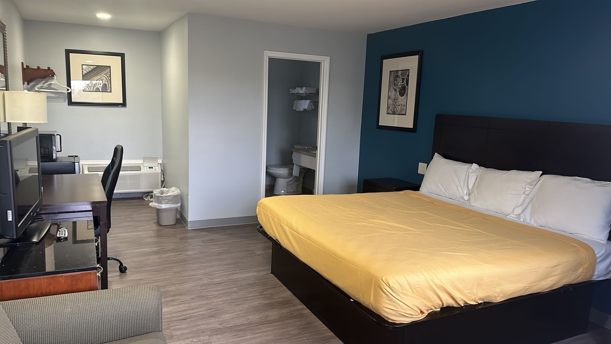 Skrivebord, strykejern/-brett, wi-fi (inkludert) og sengetøy