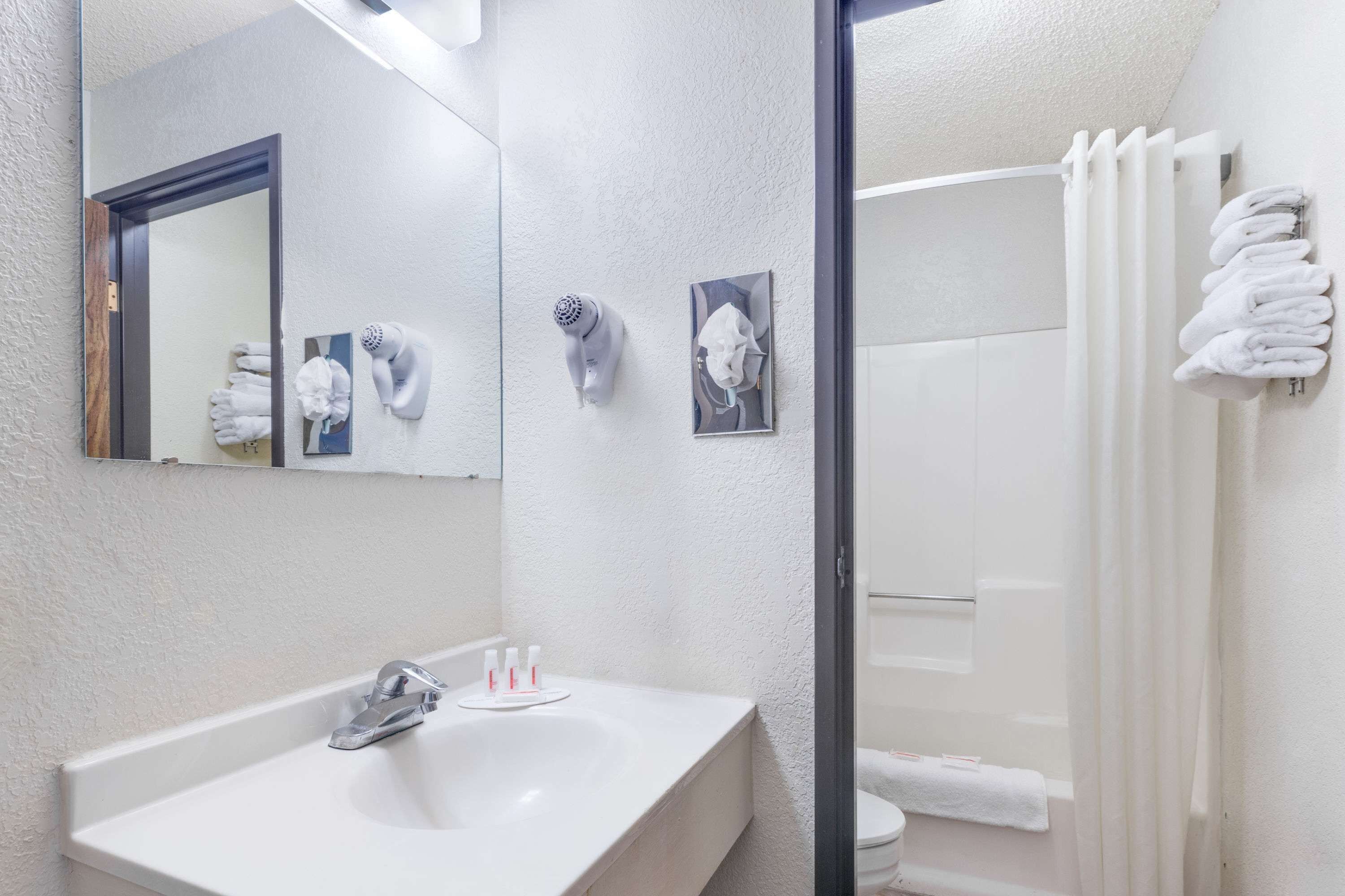 Combined shower/bathtub, free toiletries, hair dryer, towels