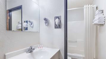 Combined shower/bathtub, free toiletries, hair dryer, towels