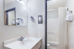 Kombinasi shower/bathtub dan perlengkapan mandi gratis