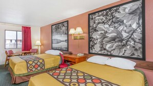 Hotelkamer met twee bedden, een bureau, een stoel, een lamp en een raam met gordijnen.