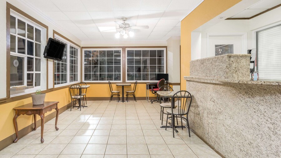 Super 8 by Wyndham Santee/I-95