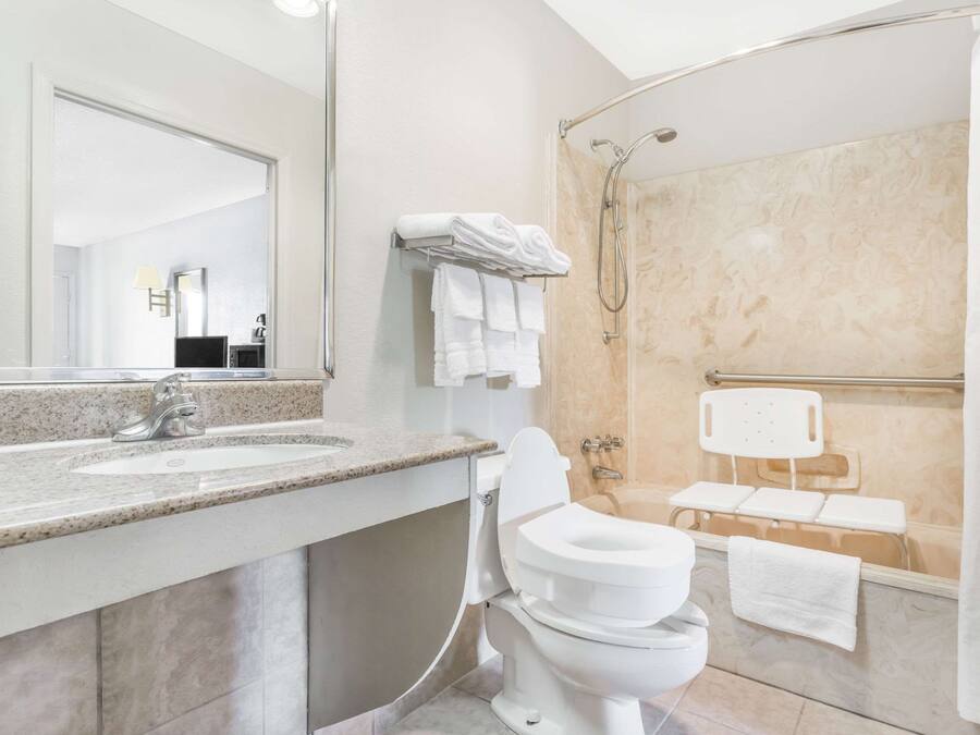 Quarto, 2 camas de casal, acessível, para não fumantes (Mobility) | Banheiro | Chuveiro/banheira combinados, produtos de toalete grátis