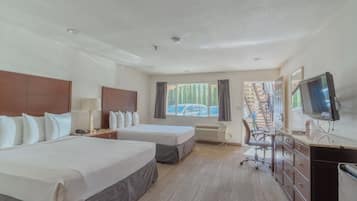 Quarto luxo, 2 camas Queen | Roupas de cama premium, escrivaninha, espaço de trabalho para notebook