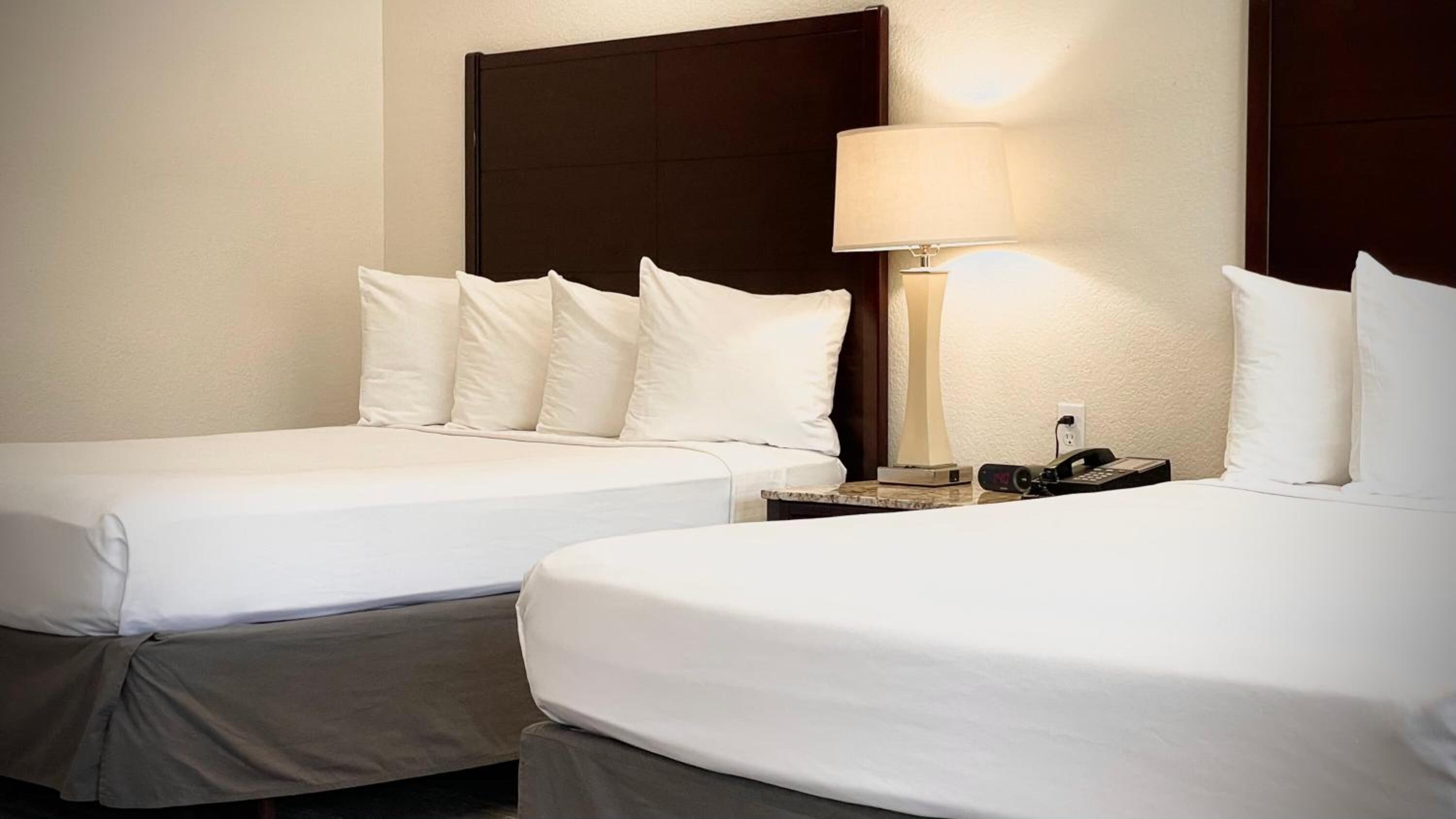 1 bedroom, premium bedding, desk, laptop workspace