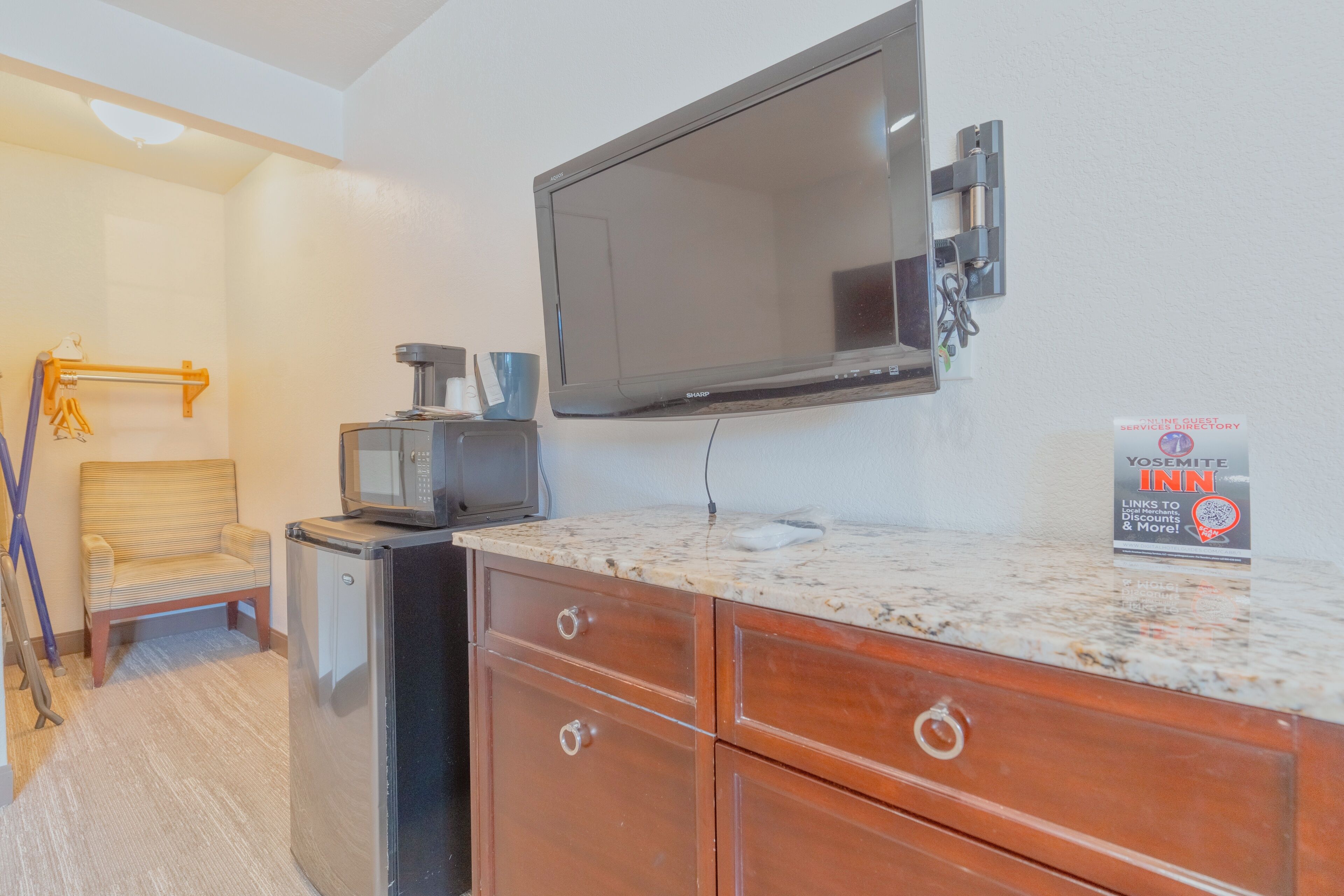 1 bedroom, premium bedding, desk, laptop workspace