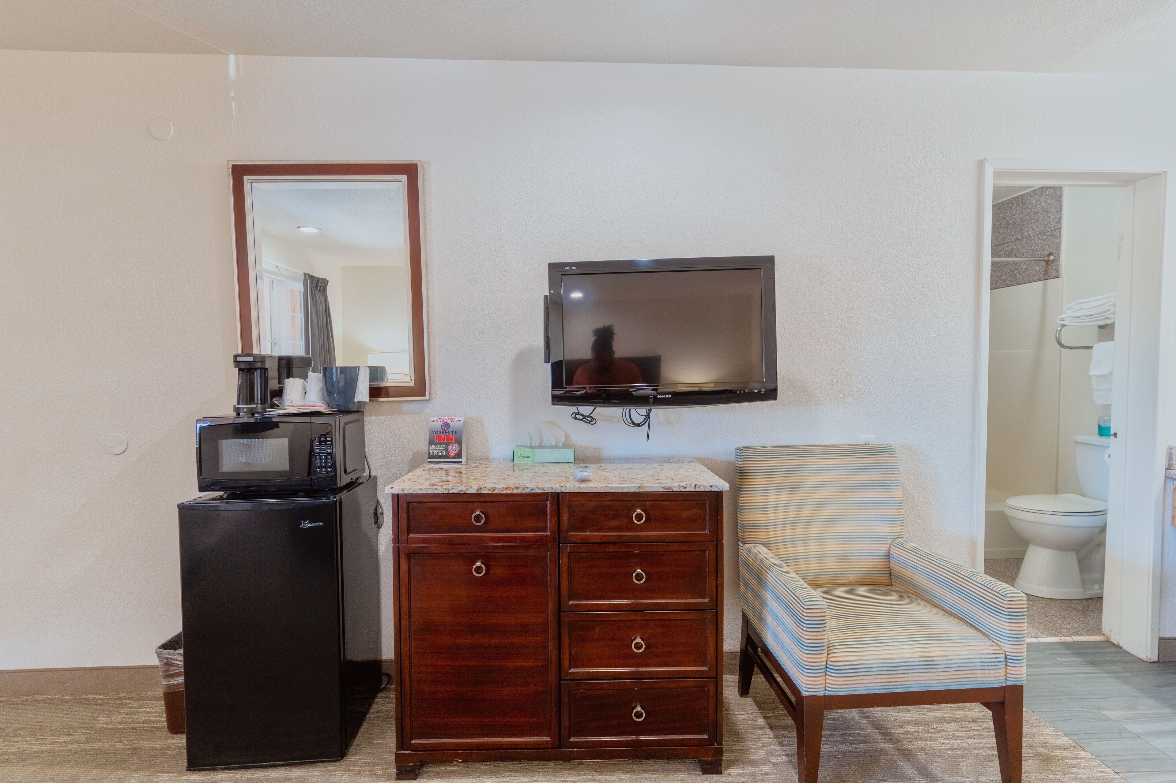 1 bedroom, premium bedding, desk, laptop workspace