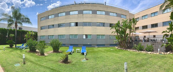 Room, 1 King Bed, Pool View | Terrace/patio
