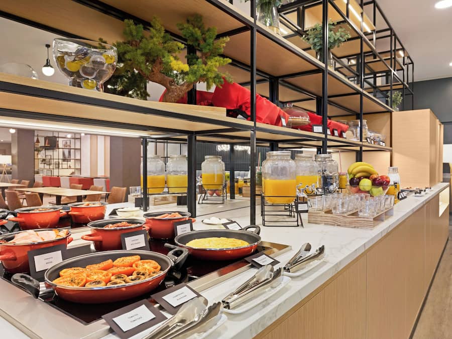 Desayuno buffet diario (EUR 14 por persona)