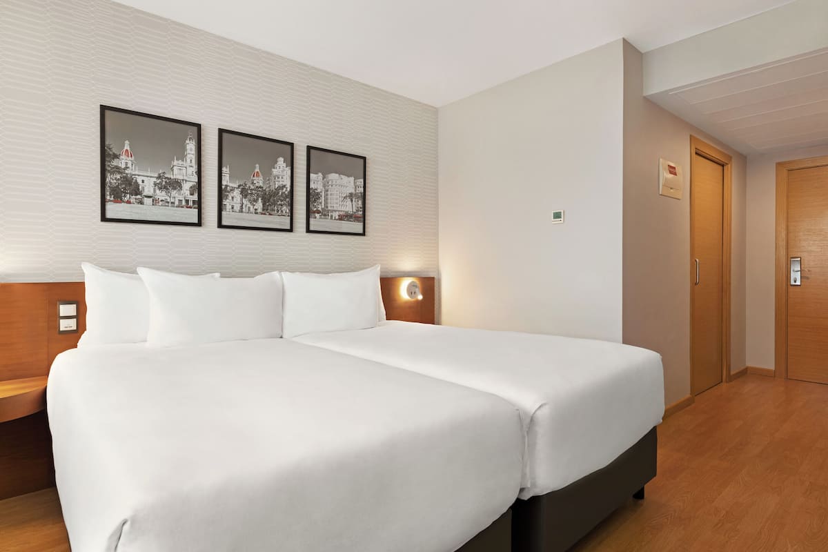 Chambre Double, 2 lits une place (Mobility) | Coffres-forts dans les chambres, bureau, rideaux occultants