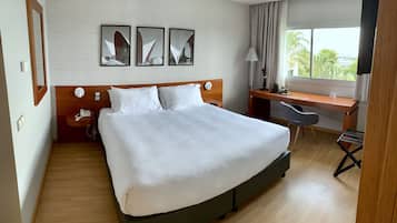 Phòng, 1 giường cỡ king, quang cảnh hồ bơi | Két bảo mật tại phòng, bàn, màn/rèm cản sáng, phòng cách âm