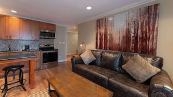 套房, 1 張特大雙人床, 非吸煙房, 廚房 (Dining Table;Living Room;with Sofabed) | 房內夾萬、書桌、遮光窗簾/窗簾、熨斗/熨衫板