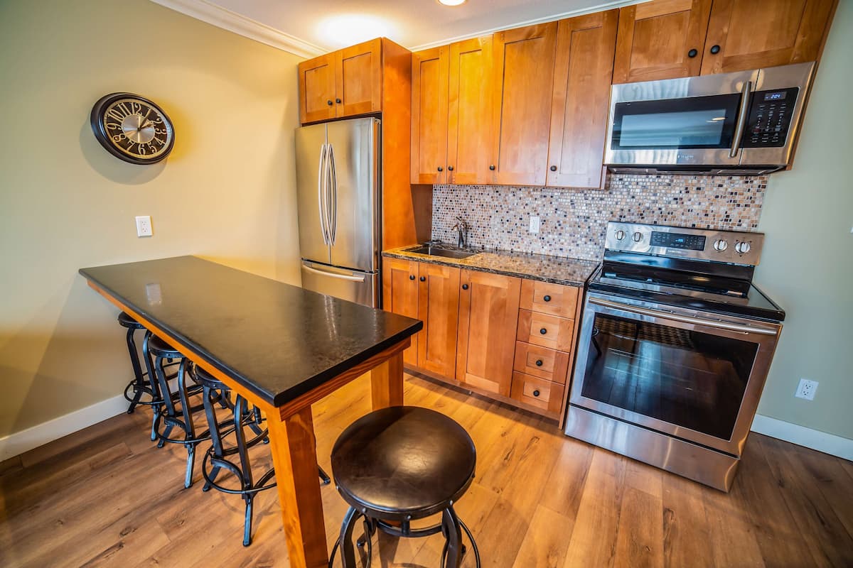 suite, 1 king bed, non smoking, kitchen (dining table;living room;with sofabed) | private kitchen | microwave, coffee/tea maker