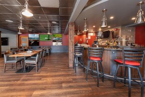 2 restaurantes; se sirve desayuno, almuerzo y cena