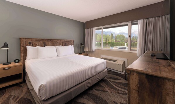 Suite, 1 King Bed, Non Smoking, Kitchenette (Dining Table;Living Room;with Sofabed)