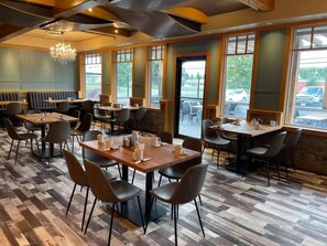 Pub - Prestige Hudson Bay Lodge & Conference Centre, WorldHotels Crafted Collection (Smithers)