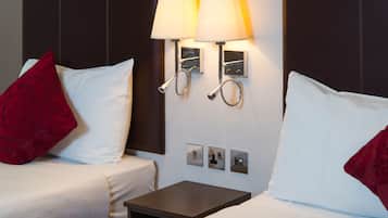 Standard Twin Room | Bathroom | Shower, hair dryer, towels