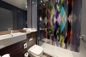 Ensemble douche/baignoire, articles de toilette gratuits, sĂšche-cheveux