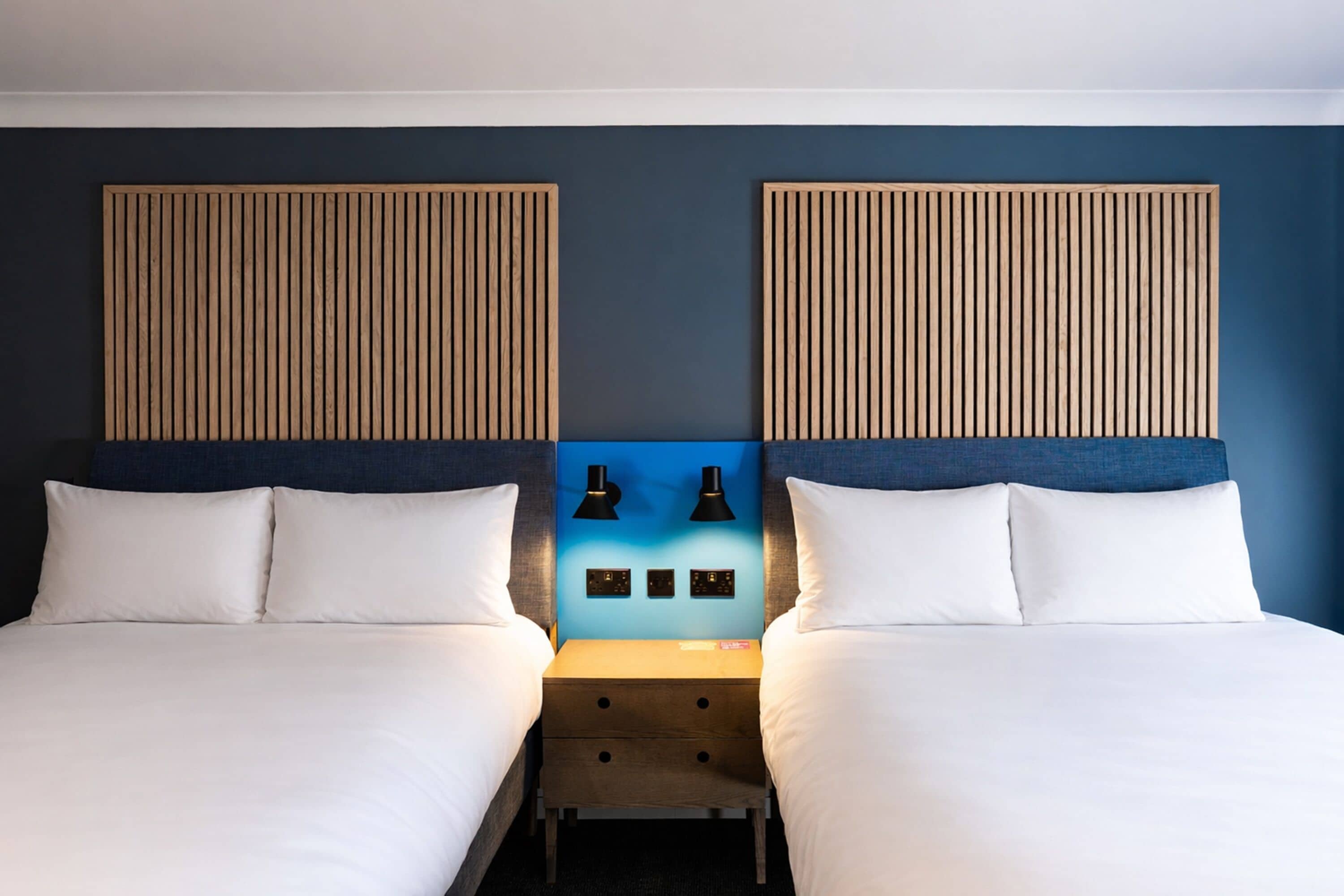 Family Room, 2 Double Beds | Una scrivania, postazione laptop, tende oscuranti, ferro/asse da stiro