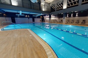 Piscine couverte, chaises longues