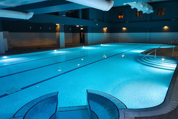 Indoor pool, sun loungers