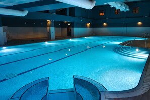 Innendørsbasseng og solsenger