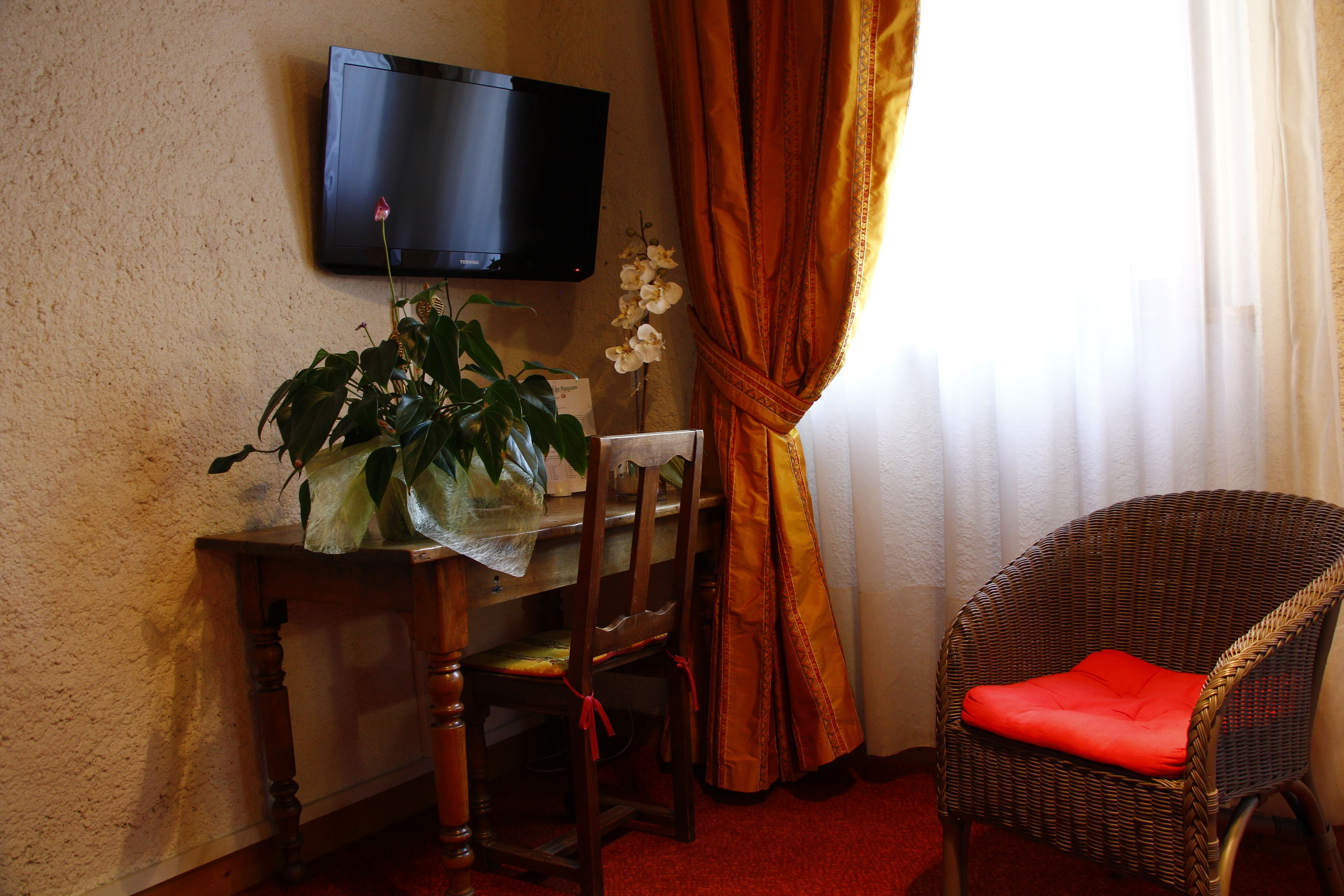 superior twin room forest side | living area | 80-cm tv with satellite channels, heated floors