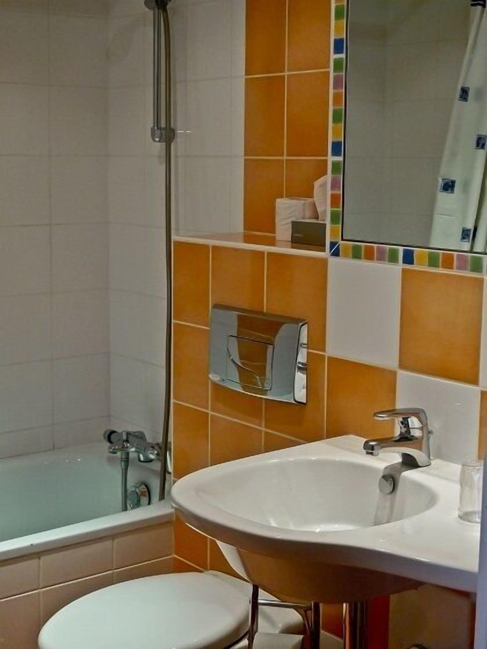 Ein Badezimmer mit einer Badewanne, einem Waschbecken und einer Toilette.