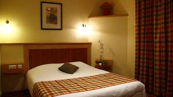 Superior tweepersoonskamer (côté forêt) | Een kluis op de kamer, individueel gedecoreerd, individueel gemeubileerd