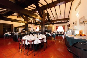 Breakfast, lunch, dinner served; Portuguese cuisine  - Vila Gale Alentejo Vineyards Hotel - Clube de Campo (Beja)