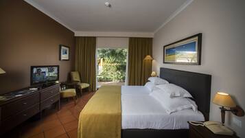 Minibar, escritorio, cortinas blackout y wifi gratis