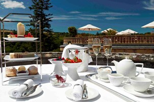 2 restaurantes; se sirve almuerzo y cena; cocina mediterránea