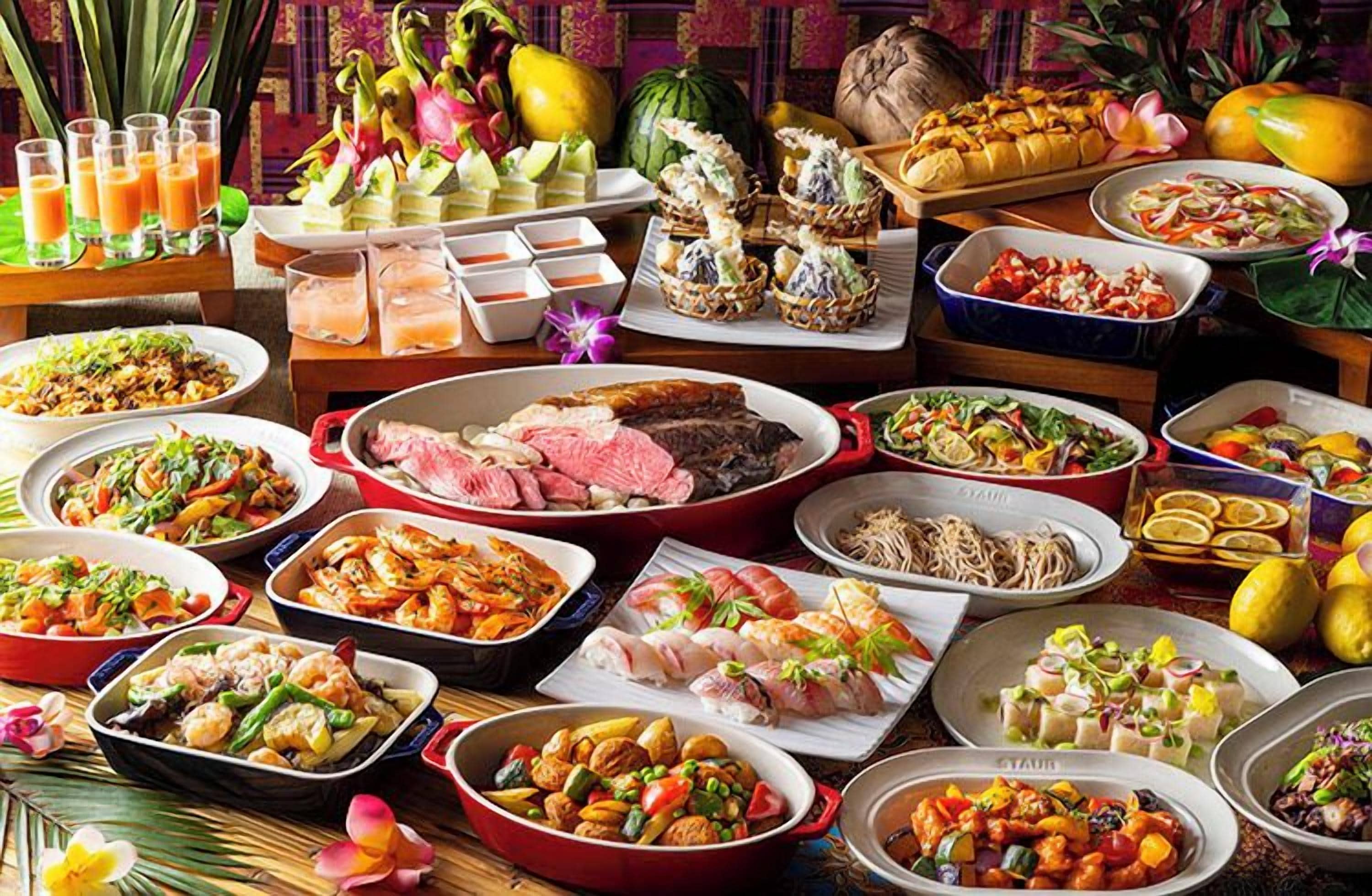 Un bufé con diversos platos, incluyendo mariscos, ensaladas y carnes.