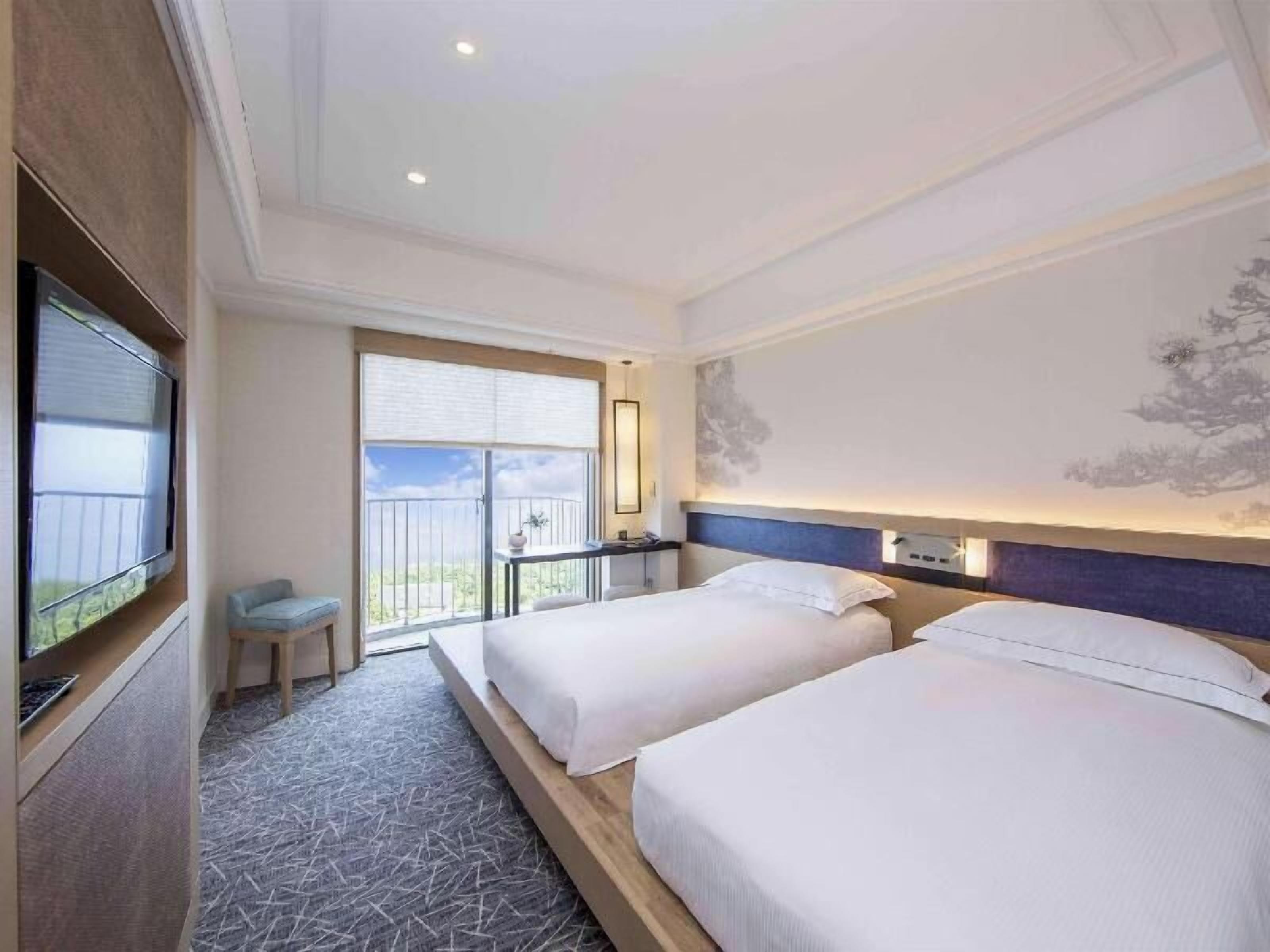 In-room safe, laptop workspace, WiFi, bed sheets