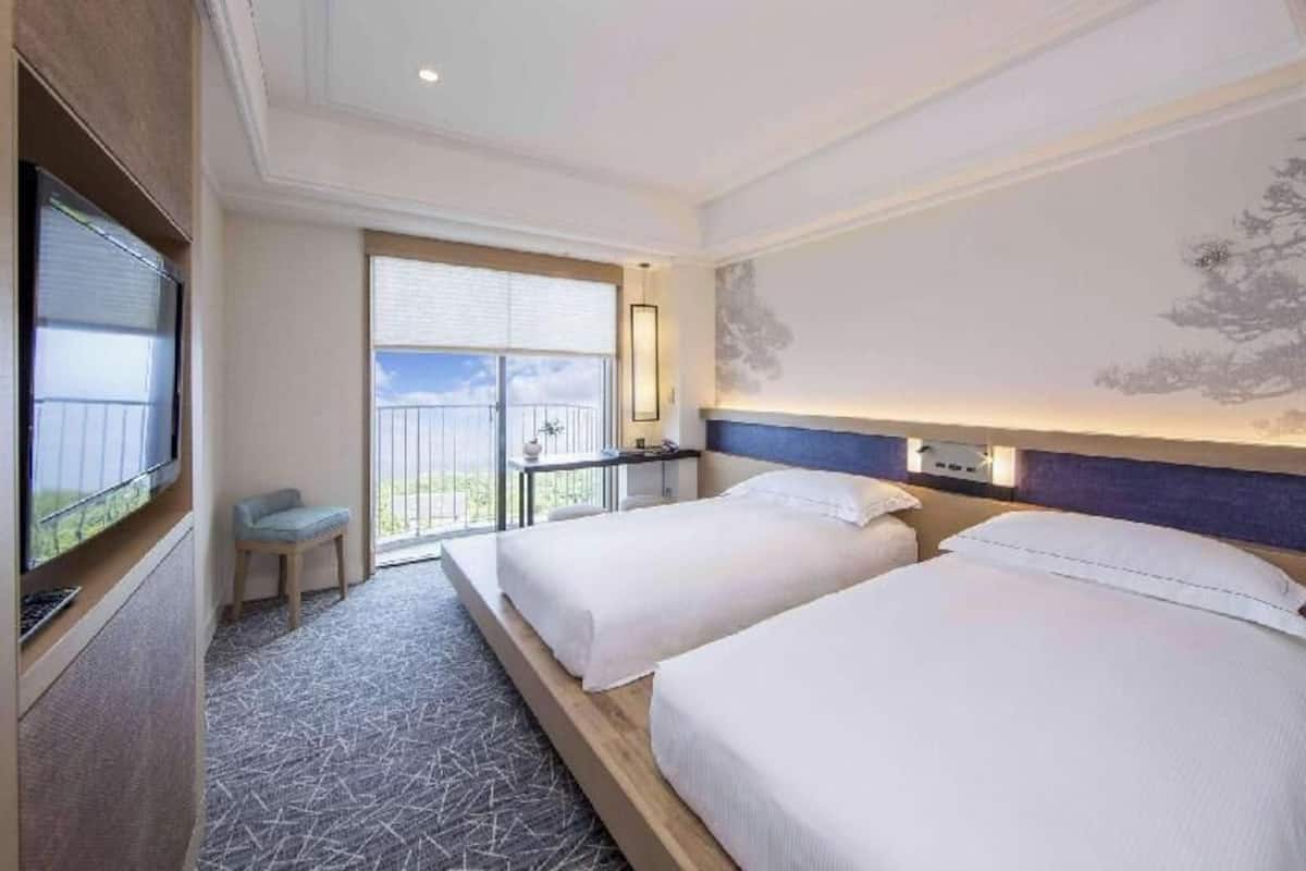 In-room safe, laptop workspace, WiFi, bed sheets
