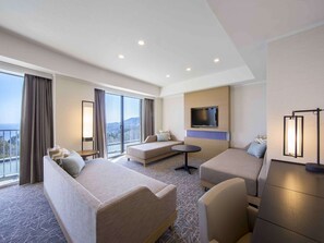 Hilton Premium Suite Room | In-room safe, WiFi, bed sheets