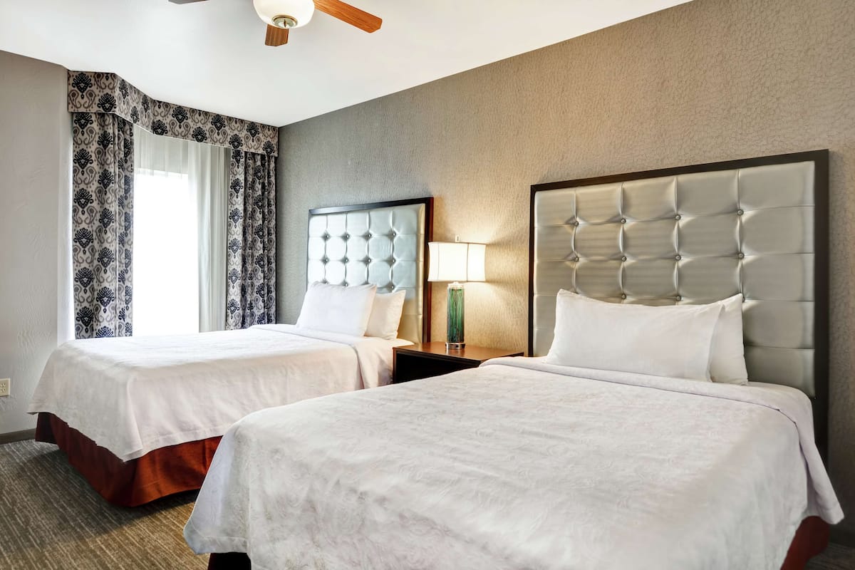 Chăn bông, nệm Select Comfort, bàn ủi/dụng cụ ủi quần áo 