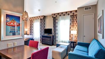 Suite estudio, cama matrimonial grande | Vistas desde la habitación