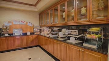 Un espace buffet doté de meubles en bois et d’une vitrine en verre.