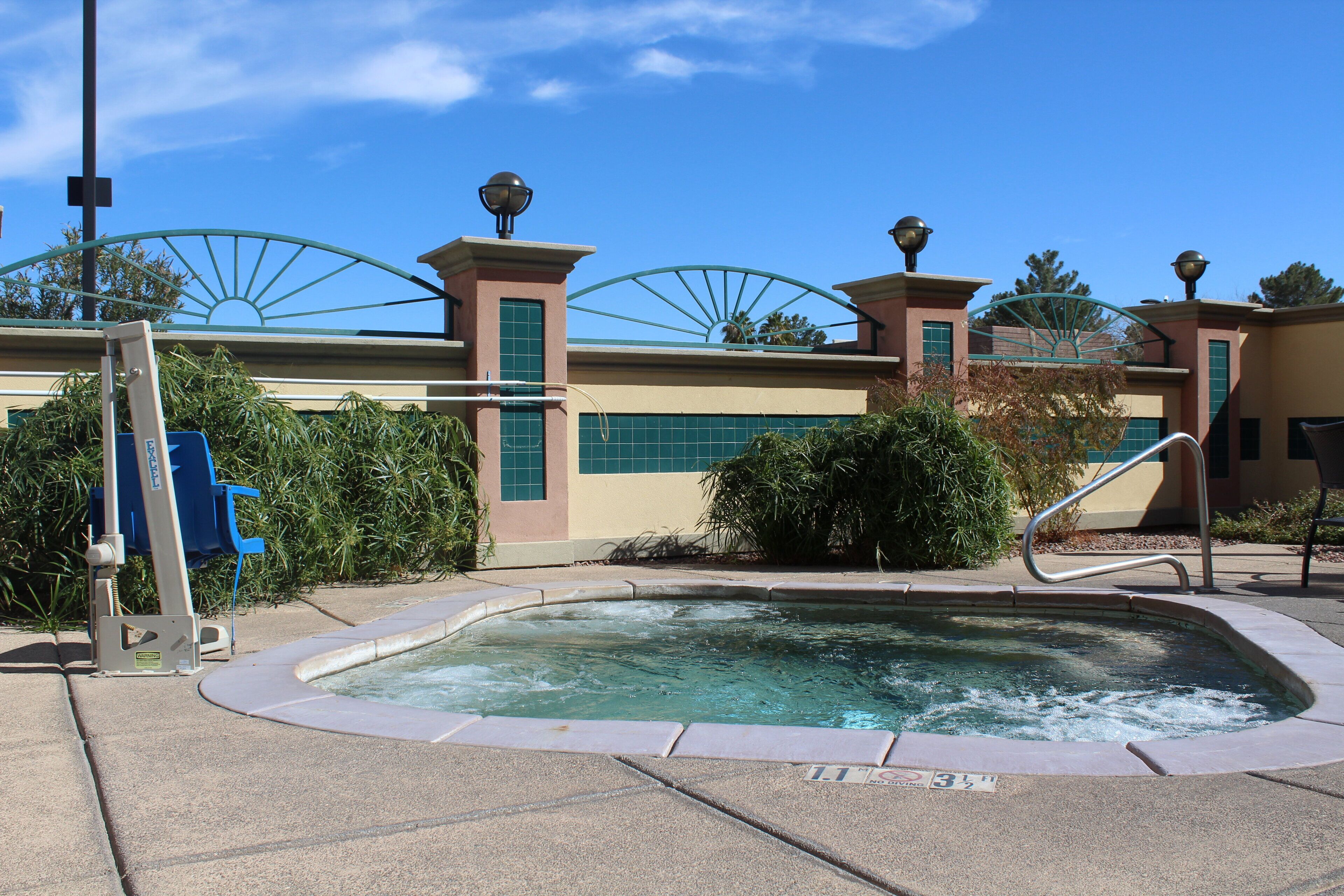 outdoor pool, open 10:00 am to 7:00 pm, pool loungers