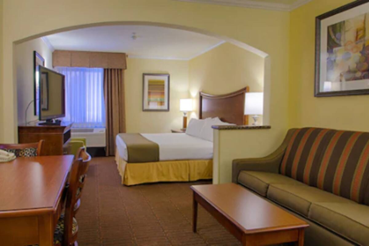 Standard Room, 1 King | Living area | 42-inch flat-screen TV with digital channels, TV