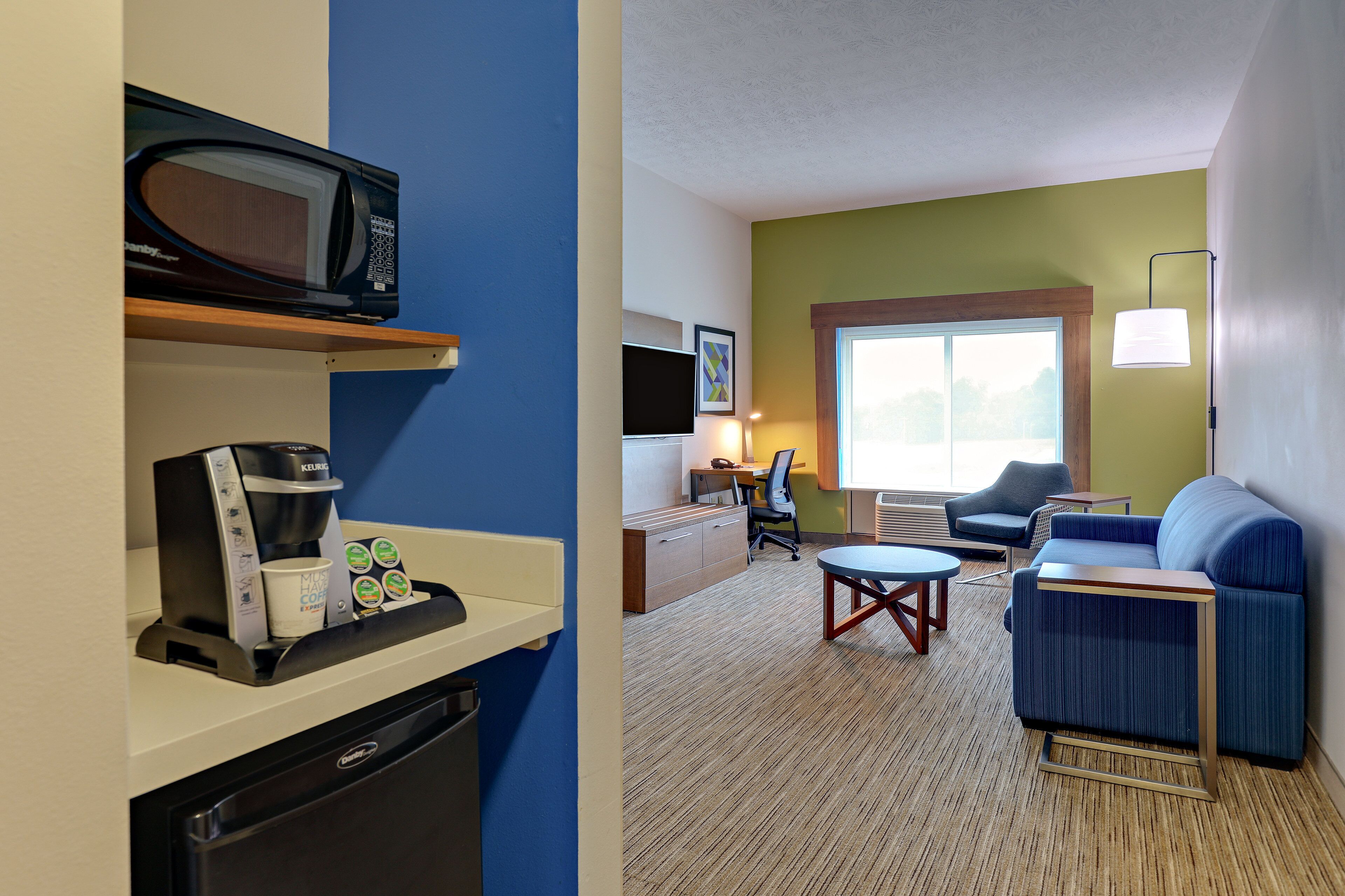 suite, 1 bedroom | 1 bedroom, hypo-allergenic bedding, in-room safe, desk