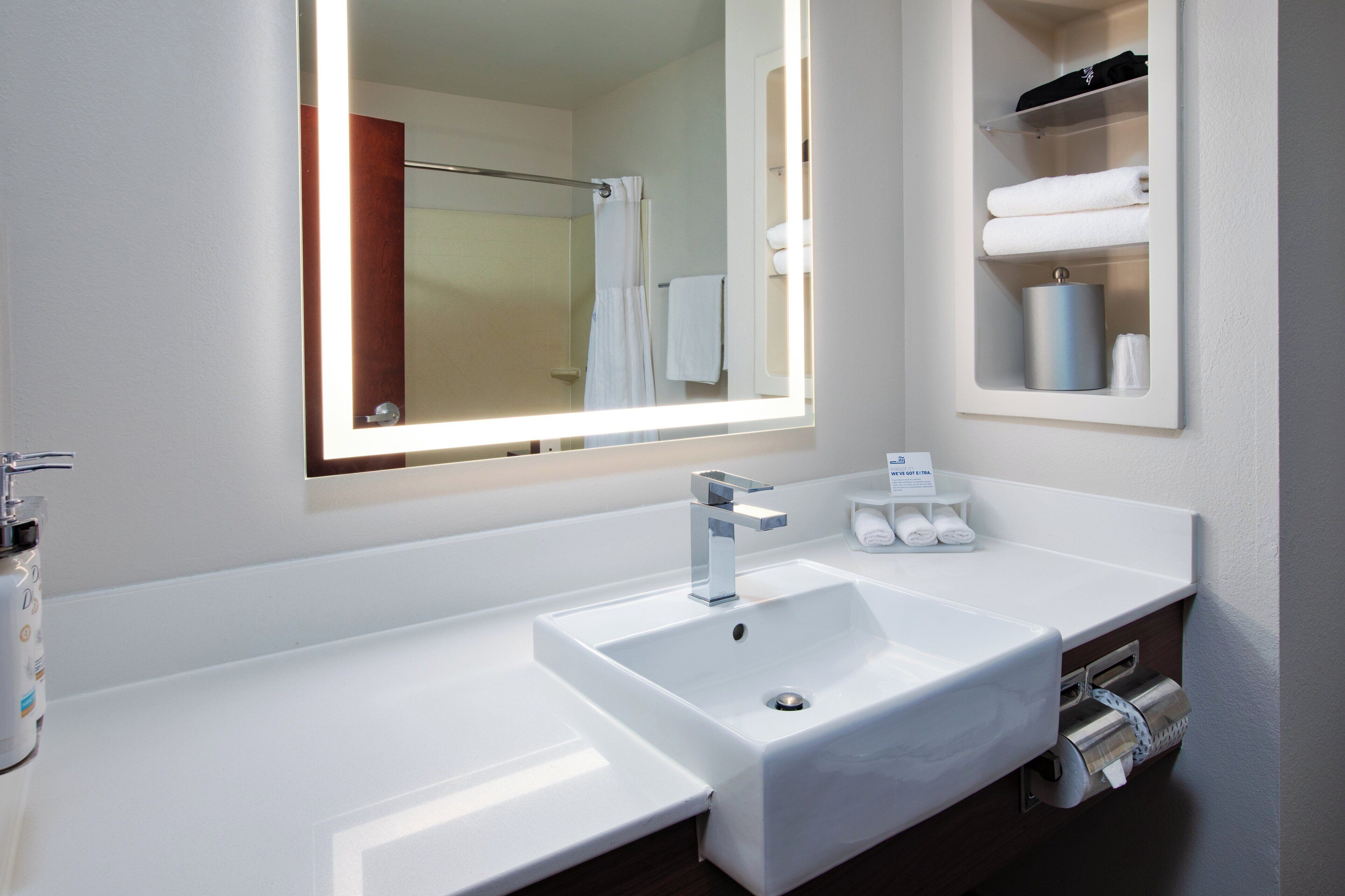 standard room, 1 king bed | bathroom | combined shower/bathtub, free toiletries, hair dryer, towels