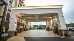 A hotel entrance with a 'Welcome' sign, a 'Clearance 14'2"' sign, and a 'Hampton Inn' sign. - Hampton Inn Ft Payne (Fort Payne)