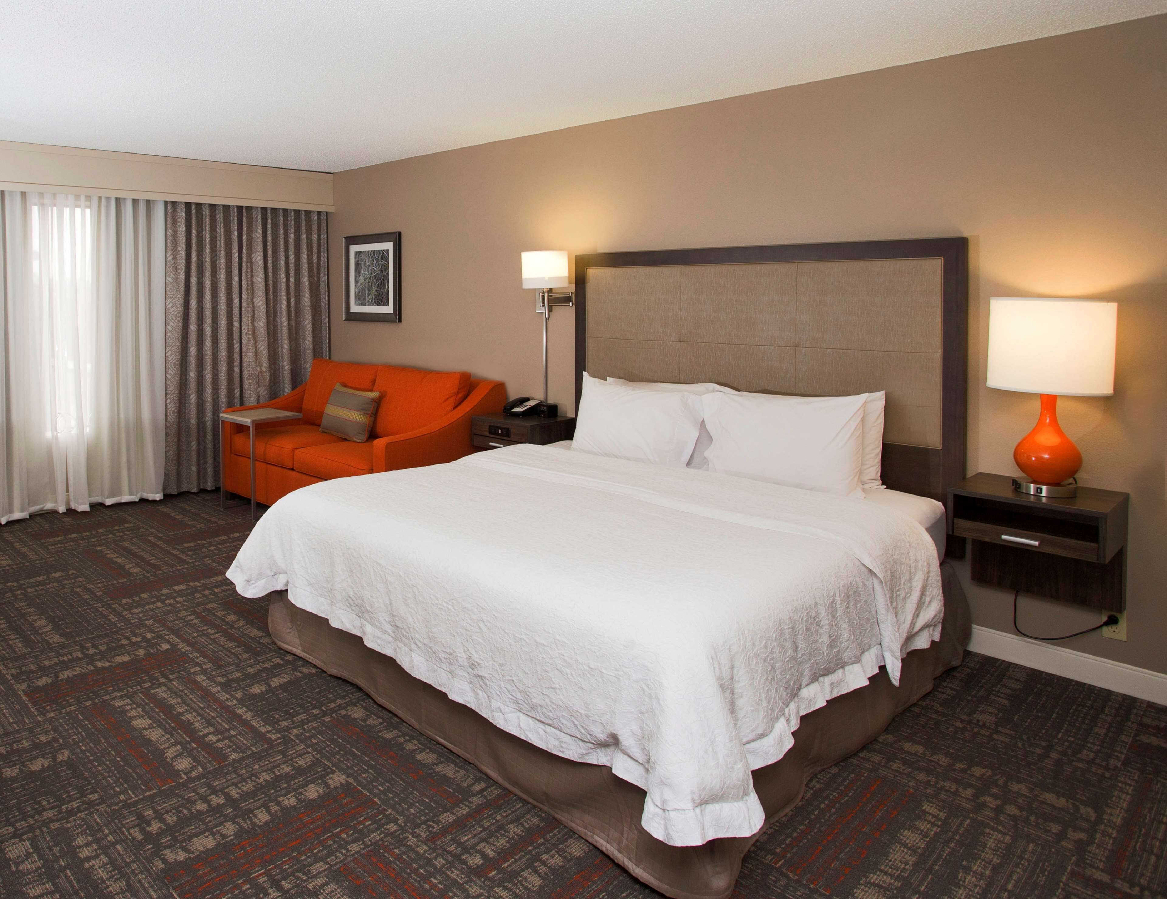 Chambre, 1 très grand lit, accessible aux personnes à mobilité réduite, non-fumeur | Literie de qualité, coffre-fort, bureau, rideaux d’obscurcissement