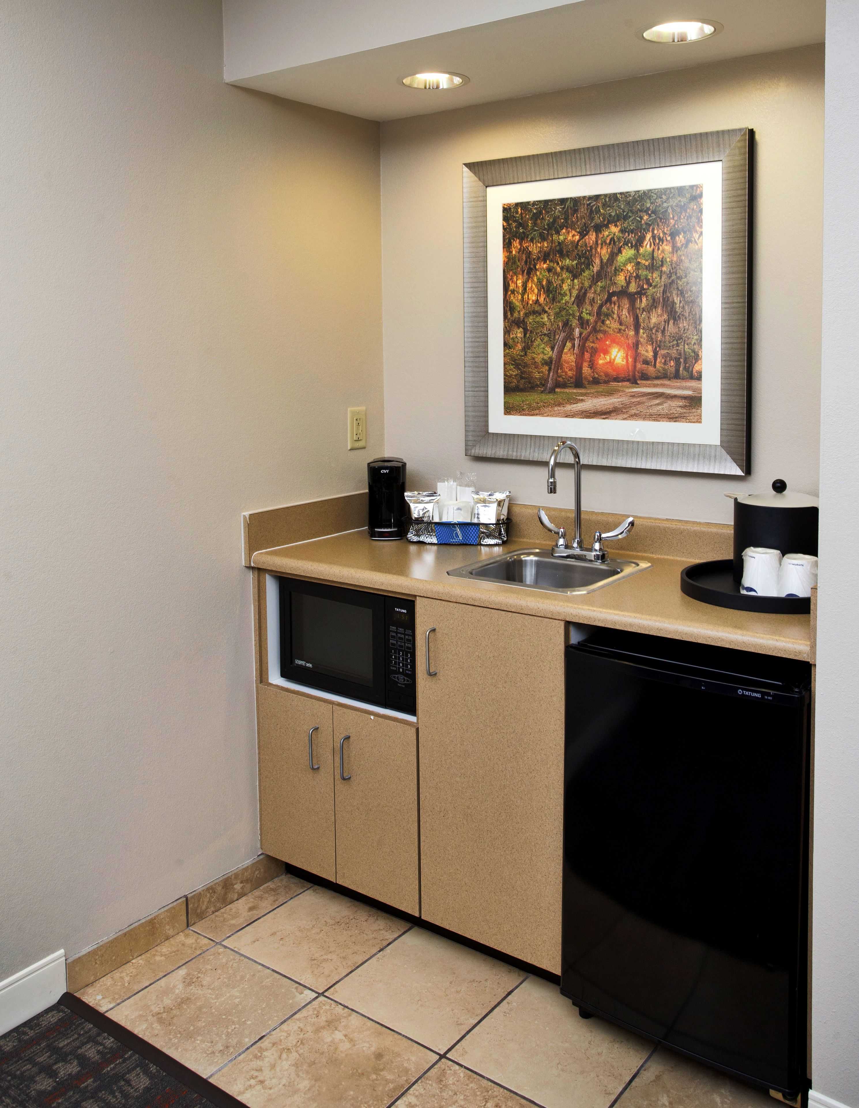 suite, 2 queen beds, non smoking | private kitchen | fridge, microwave, coffee/tea maker