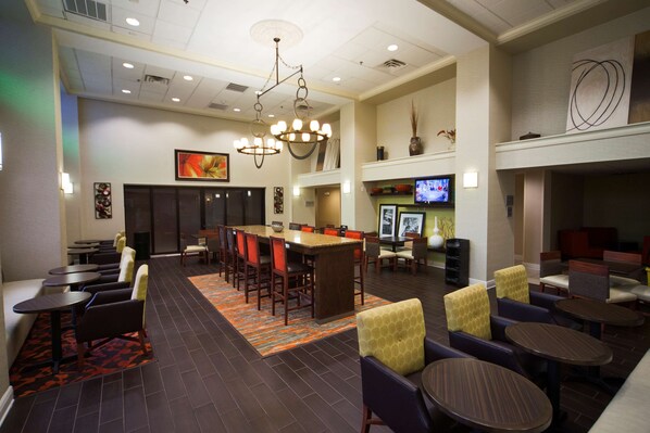 Lobby - Hampton Inn & Suites Valdosta/Conference Center (Valdosta)