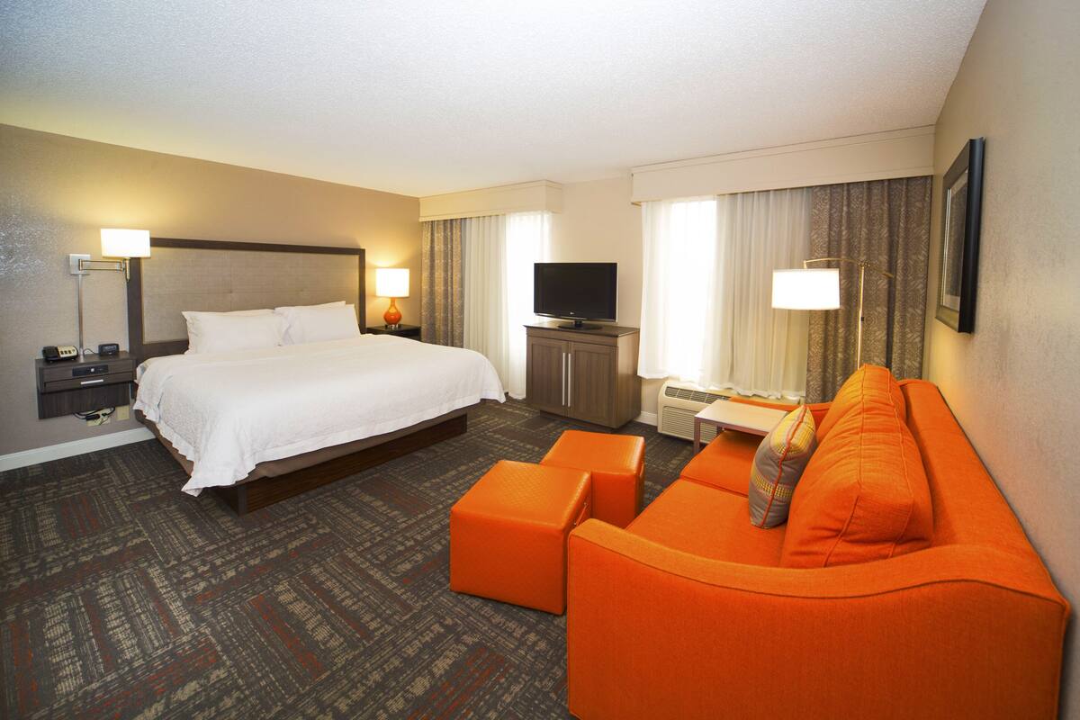Studio, 1 King Bed with Sofa bed, Non Smoking | Premium bedding, in-room safe, desk, blackout curtains