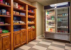 Snack bar - Hampton Inn & Suites Valdosta/Conference Center (Valdosta)
