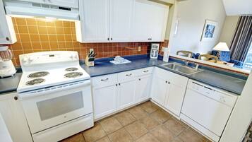 Lemari es, microwave, oven, dan kompor